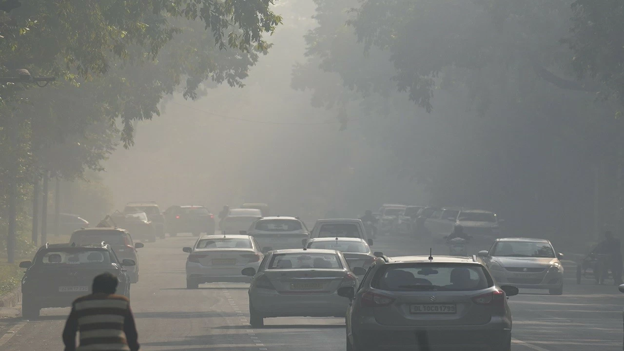 Vehicles ply on a road amid smog as air quality remains in the &#039;poor&#039; category, near Kartavya Path in New Delhi. (PTI Photo/Karma Bhutia)