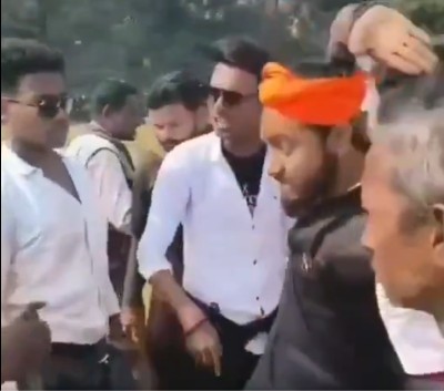 Kolkata chicken puff vendors were assaulted with religious slurs for selling non-vegetarian food near a Bhagavad Gita recital.