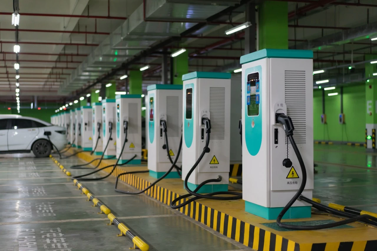 Delhi&#039;s EV Policy 2.0 targets electric mobility growth and pollution reduction.
(Photo Credit: koiguo/Moment/Getty Images)