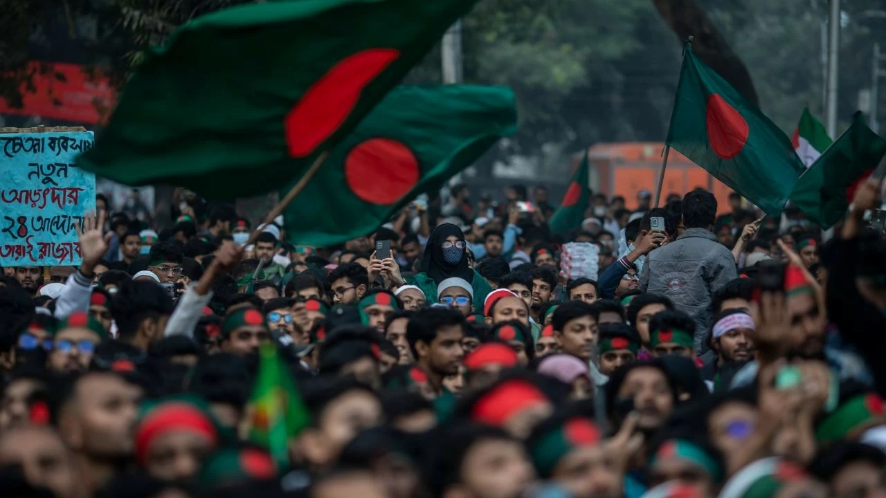 Students wave the Bangladesh flag during the Anti-Discrimination Student Movement’s ‘March for Unity’ at Shaheed Minar.