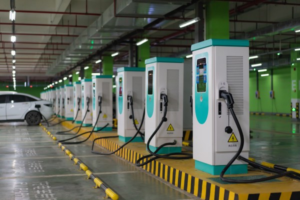 Delhi's EV Policy 2.0 targets electric mobility growth and pollution reduction.
(Photo Credit: koiguo/Moment/Getty Images)