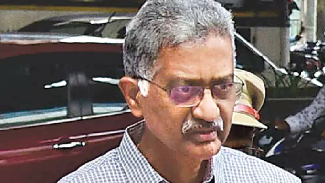 Ex-SIB chief Prabhakar Rao surrenders before Jubilee Hills Police. 