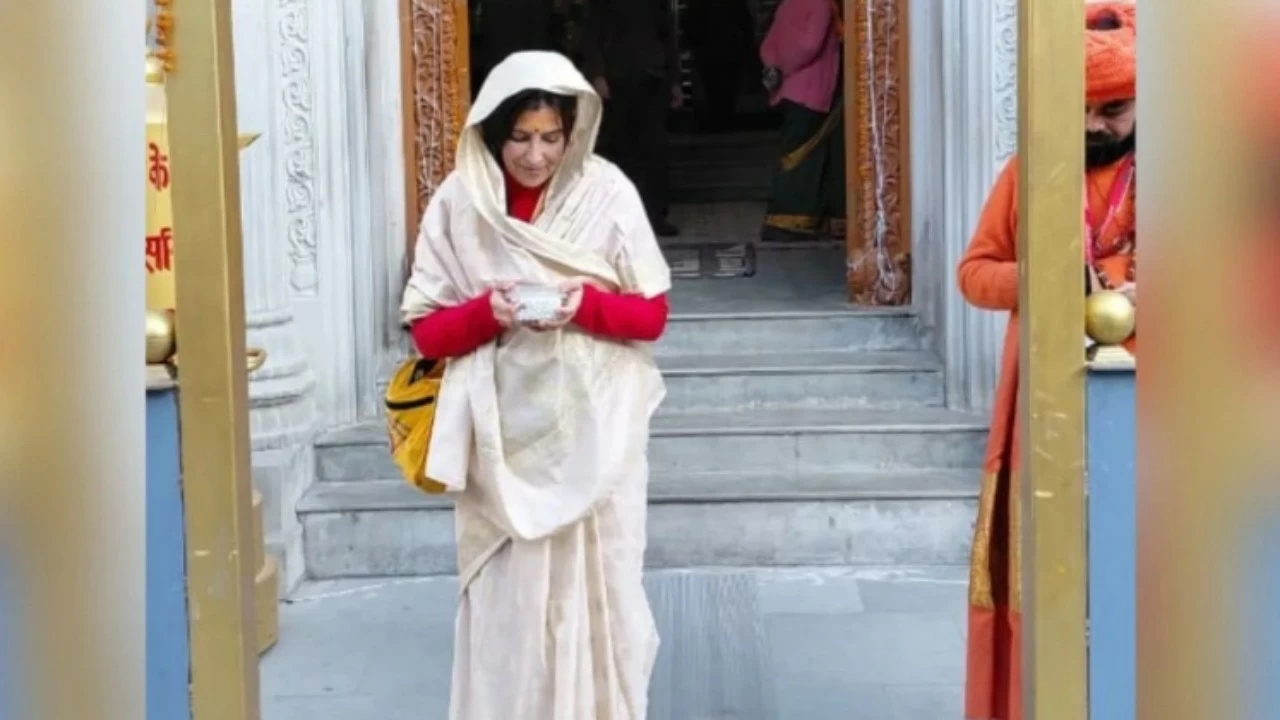 Fernanda performed rituals barefoot, wearing a dhoti and sari, with a pallu covering her head.