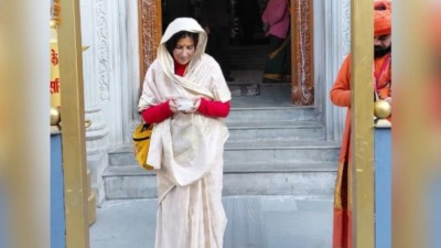 Fernanda performed rituals barefoot, wearing a dhoti and sari, with a pallu covering her head.