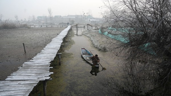 In Kashmir Valley, the temperature dipped sharply. It has dropped to sub-zero levels. Locals are grappling to carry out their daily activities. (Waseem Andrabi/HT via Getty Images)