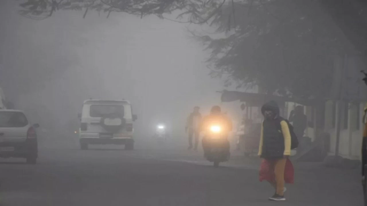 Fog continued to increase in the plains of Uttarakhand, affecting flight schedules and road visibility.
