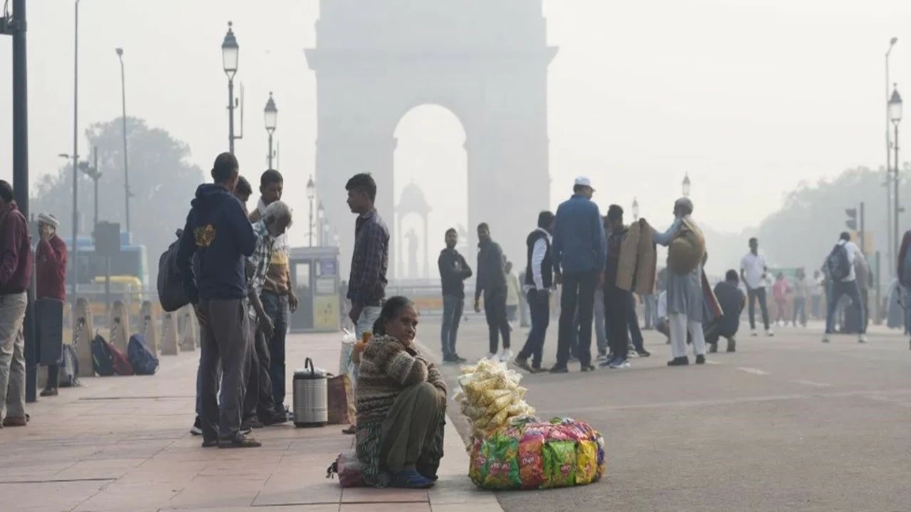 New Delhi battles severe air pollution with dense smog and fog, creating hazardous conditions and poor visibility.