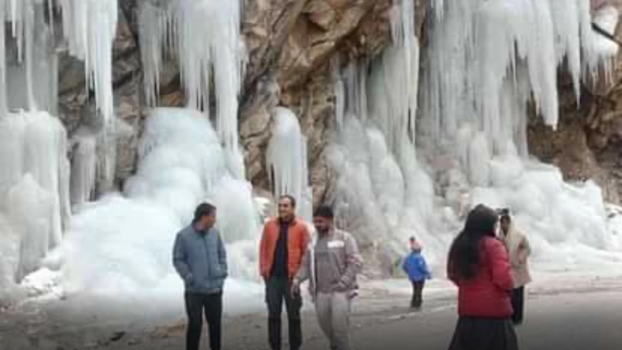 In the high Himalayan regions, including Badrinath Dham, Auli, and Niti Valley in Chamoli district, rivers, streams, and waterfalls have frozen due to the dry cold.