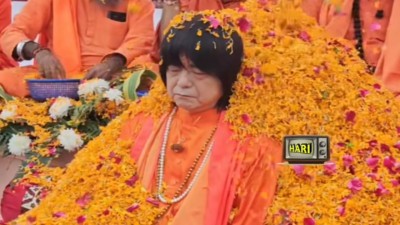 In Haridwar, Japanese saint Adityanand Puri was appointed Mahamandaleshwar of the Niranjani Akhara with full Vedic rituals. (Source-Hari TV, Instagram)