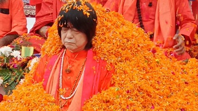 
In Haridwar, Japanese saint Adityanand Puri was appointed Mahamandaleshwar of the Niranjani Akhara with full Vedic rituals.