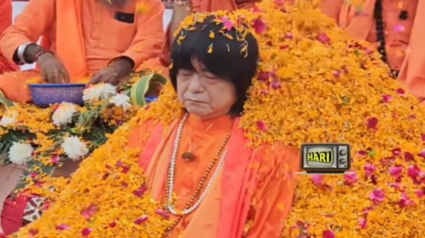 In Haridwar, Japanese saint Adityanand Puri was appointed Mahamandaleshwar of the Niranjani Akhara with full Vedic rituals. (Source-Hari TV, Instagram)