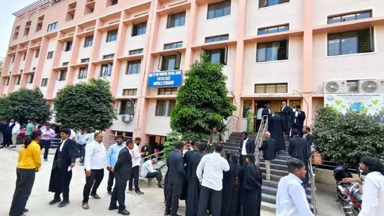 Lawyers evacuated from Nampally CBI court due to bomb threat. 