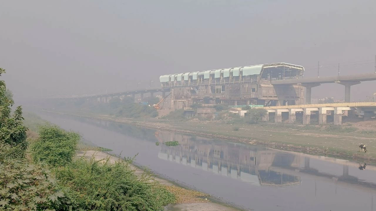 Smog engulfs the Jharoda Majra Metro Station station near Burari, in New Delhi
