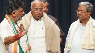 Mallikarjun Kharge with Siddaraaiah and Shivakumar.