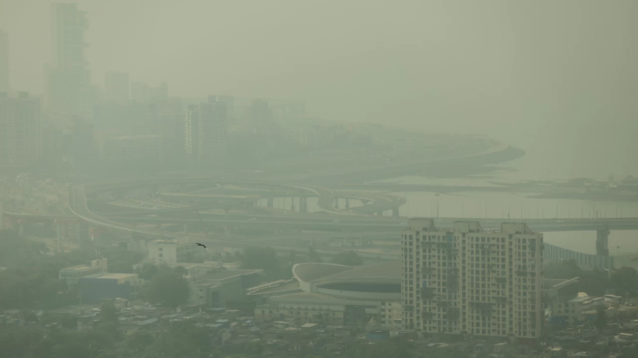 The report states that the per day average PM2.5 concentrations in Mumbai for December's first two weeks was over 60 µg/m³ . (Photo credit: Reuters)
