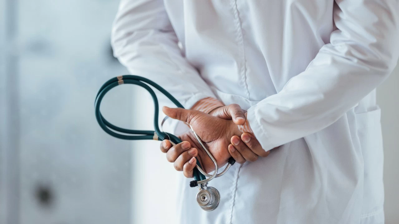 3 Kerala doctors conduct emergency operation on road saving the life of an accident victim