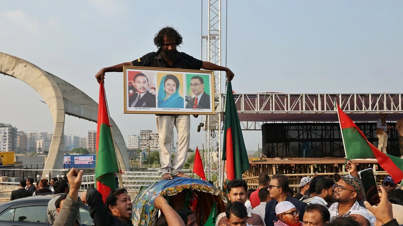 BNP supporters prepare to welcome Tarique Rahman, in Dhaka
