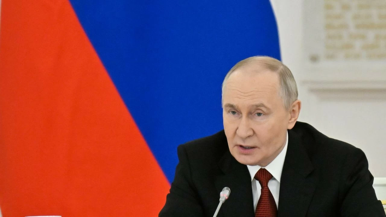  A court in Russia convicted a critic of President Vladimir Putin and sentenced him to six years in prison 