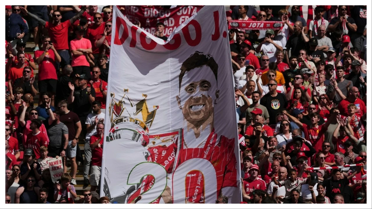 Liverpool fans hold a banner in the memory of Diogo Jota.