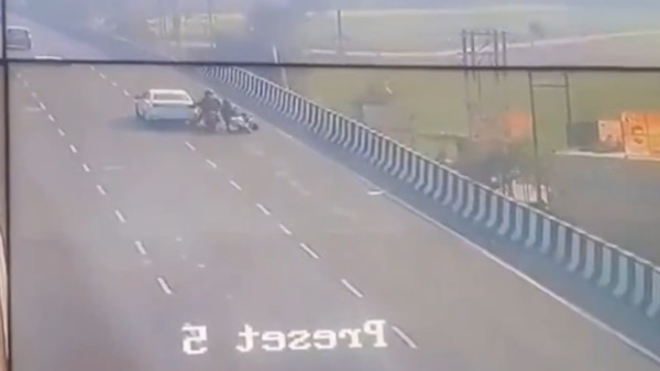 The bike-borne robbers used an adjacent car for support. The car is believed to be involved in the crime. (Screengrab: X)