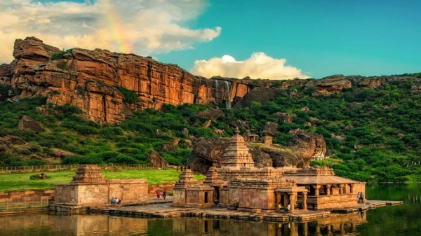 Badami_cave_temples_Karnataka