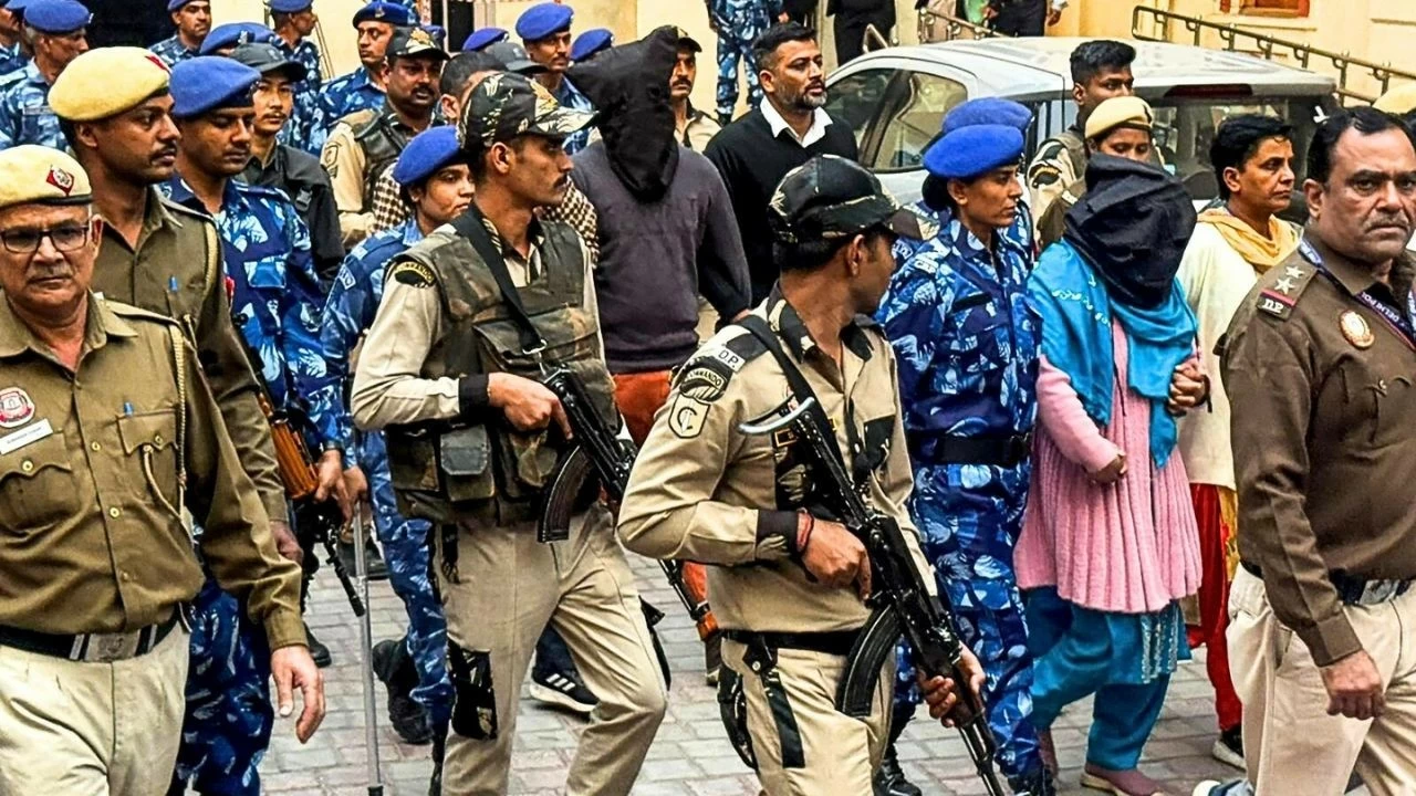 Investigators found that the accused typically maintained a “clean” phone registered in their own name 