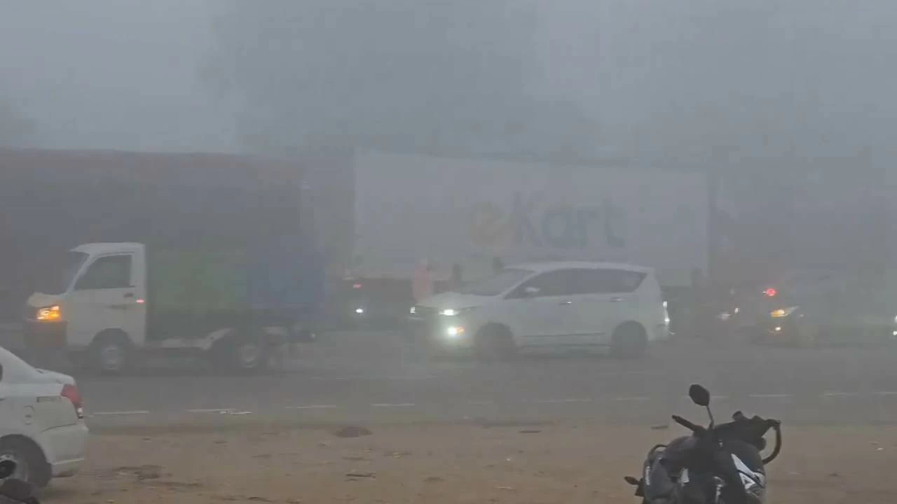 Fog seen on Hyderabad-Vijayawada highway.