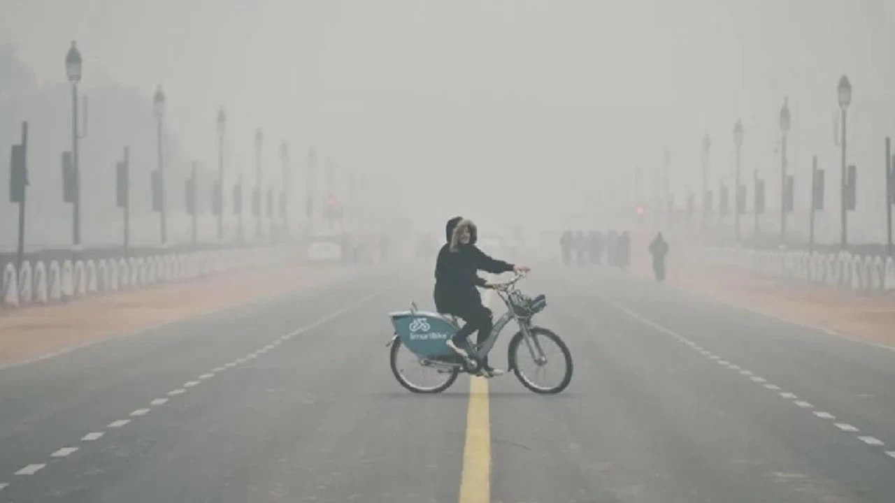  The maximum temperature in Delhi on Tuesday was 15.7 degrees Celsius, while the minimum was recorded at 7.6.