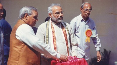 PM Modi and former PM Vajpayee from a program organized in Somnath on October 31, 2001. (Photo credit: X)