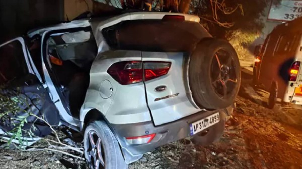 Four killed in road accident in Rangareddy. 