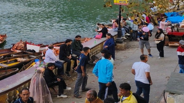 Tourists_in_Nainital