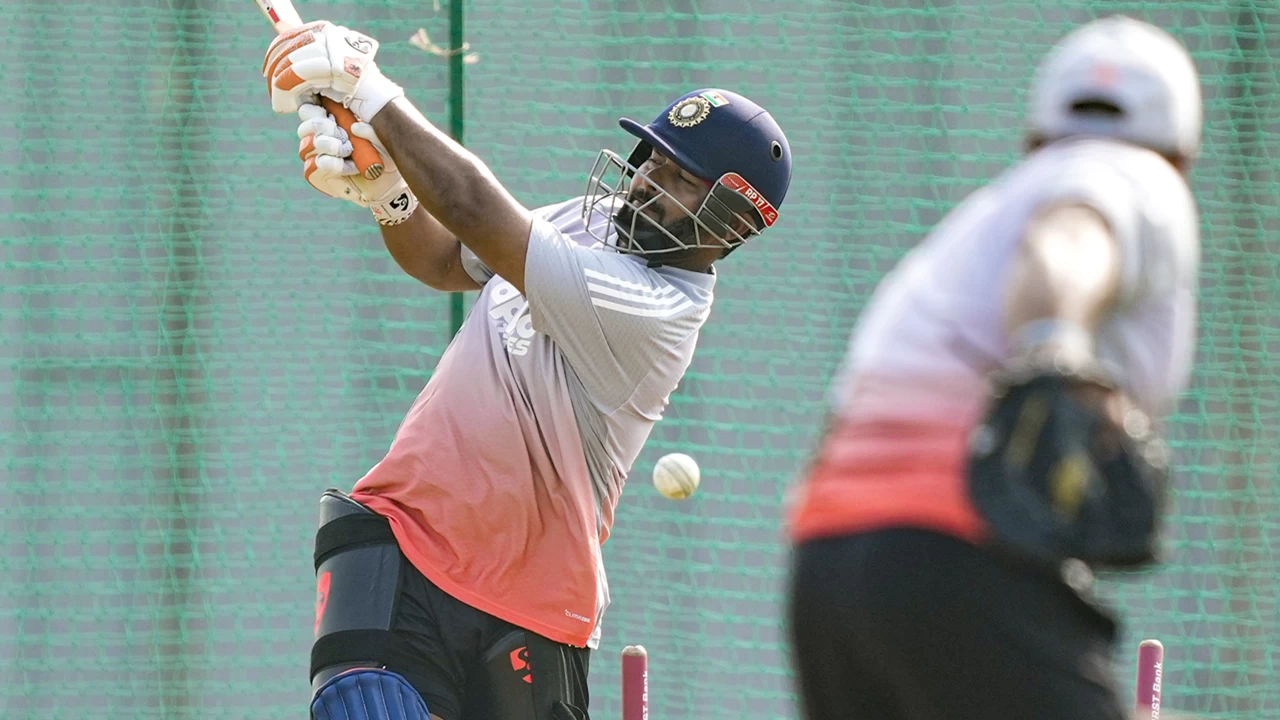 Rishabh Pant suffered an injury scare during Team India's practice session.