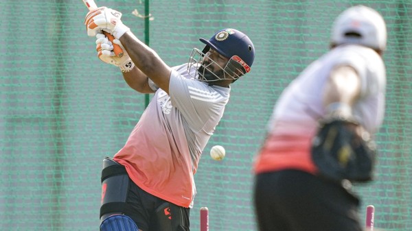 Rishabh Pant suffered an injury scare during Team India's practice session.