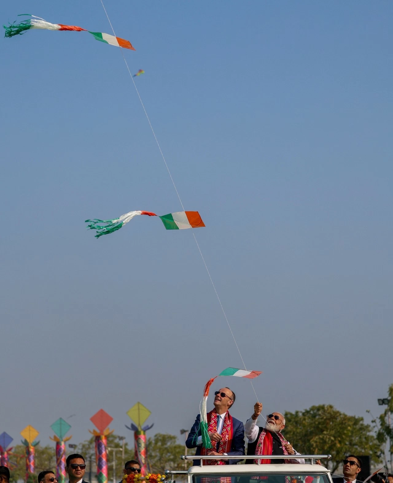 After offering tributes at the historic ashram, the two leaders proceeded to the Sabarmati Riverfront to inaugurate the International Kite Festival.