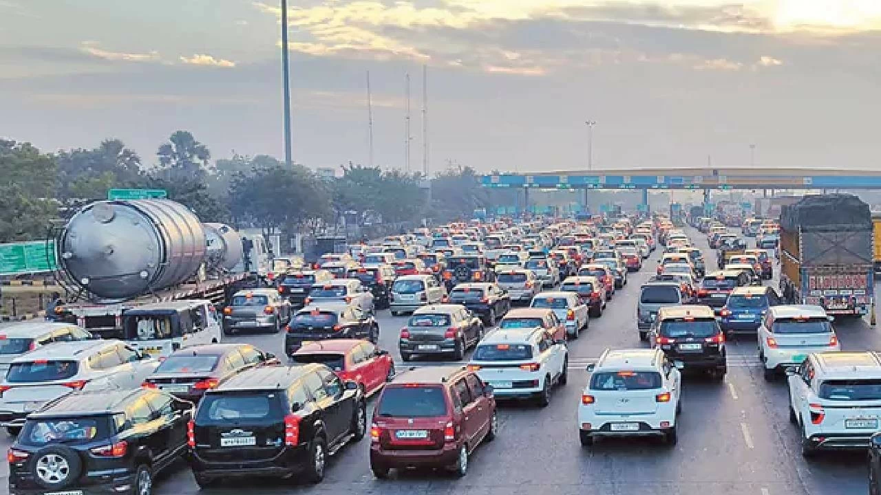 Traffic on Hyderabad-Vijayawada Highway at Pantangi toll plaza.