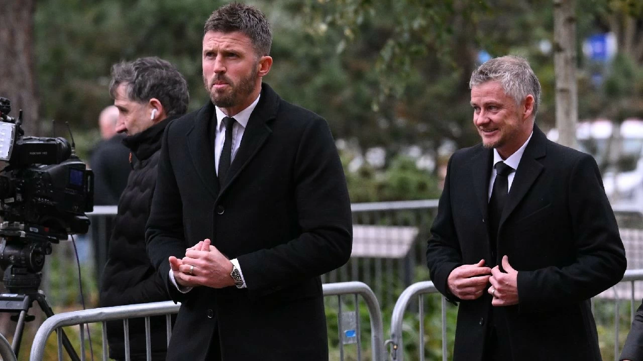 Ole Gunnar Solskjaer and Michael Carrick are the frontrunners for the Man United manager post.