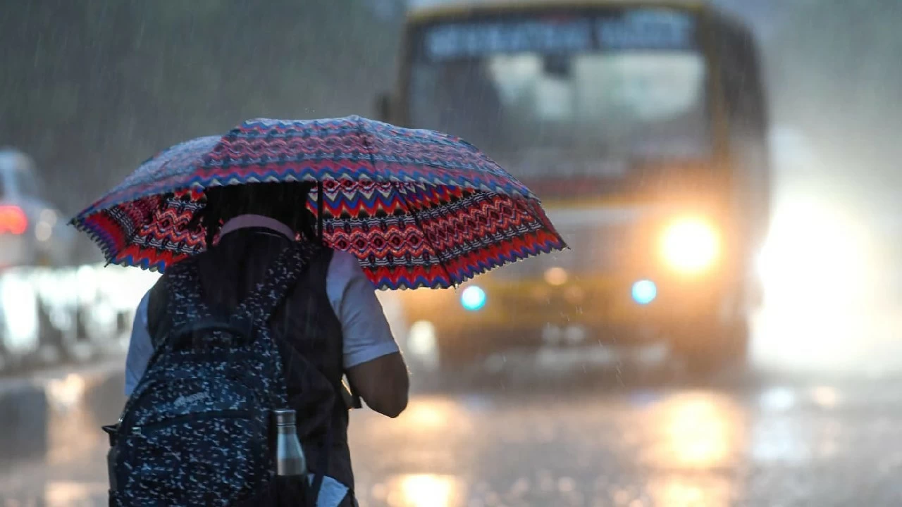 IMD has predicted that moderate rain will occur in Tamil Nadu and Puducherry today.