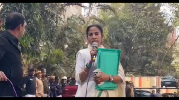 Mamata Banerjee came out of Pratik Jain's house during the ED raid with a green file. (Photo credit: Screengrab) 