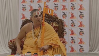 Shankaracharya’s palanquin was forcibly pushed back towards the camp without him taking the customary ritual bath