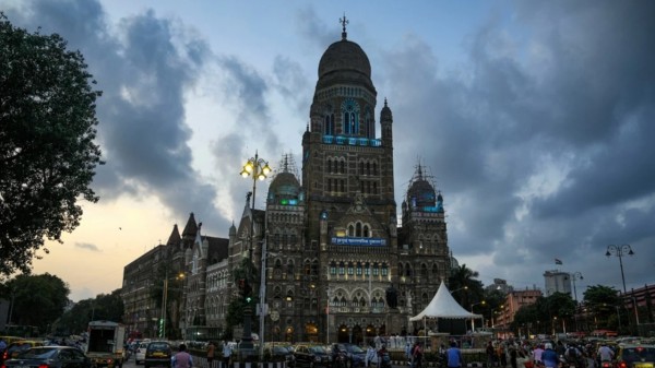 The Bombay High Court has strongly rebuked Mumbai's civic authorities (BMC) over persistent air pollution, dismissing 'moderate' AQI claims.  (PTI)
