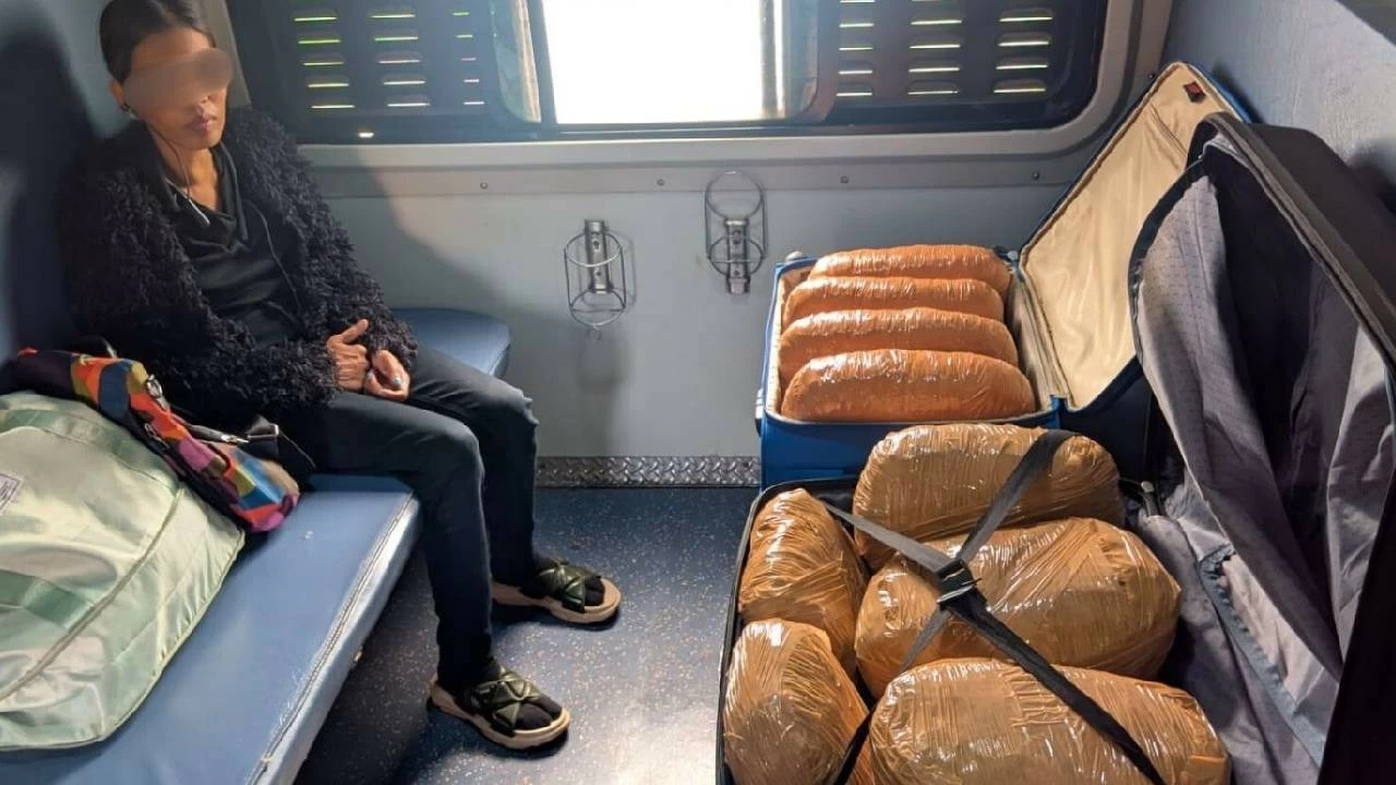 Woman arrested from Begumpet Railway station for smuggling in ganja. 