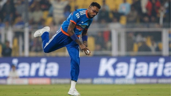 Hardik Pandya took a stunning catch to dismiss Devon Conway in 3rd T20I between India and New Zealand.
