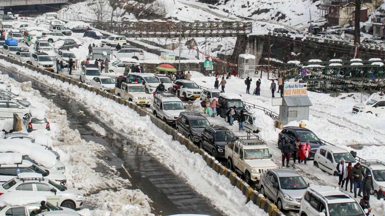  Popular tourist spots such as Shimla, Manali, and Kullu were choked with vehicles, with tourists left clueless about their itineraries in the snow-laden hill stations