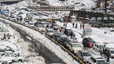  Popular tourist spots such as Shimla, Manali, and Kullu were choked with vehicles, with tourists left clueless about their itineraries in the snow-laden hill stations