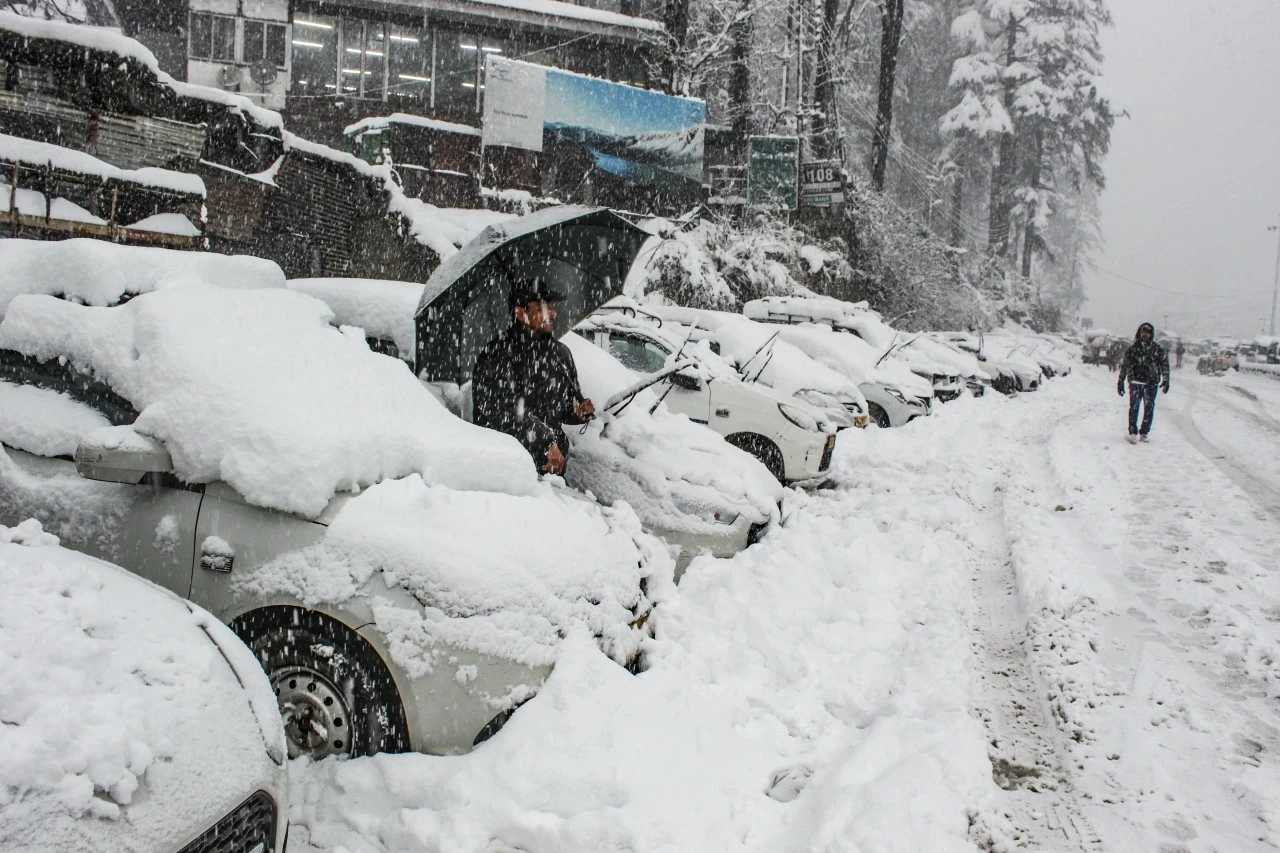 Vehicles buried under dense snow have remained parked for the past few days, leaving passengers stranded during their journey
