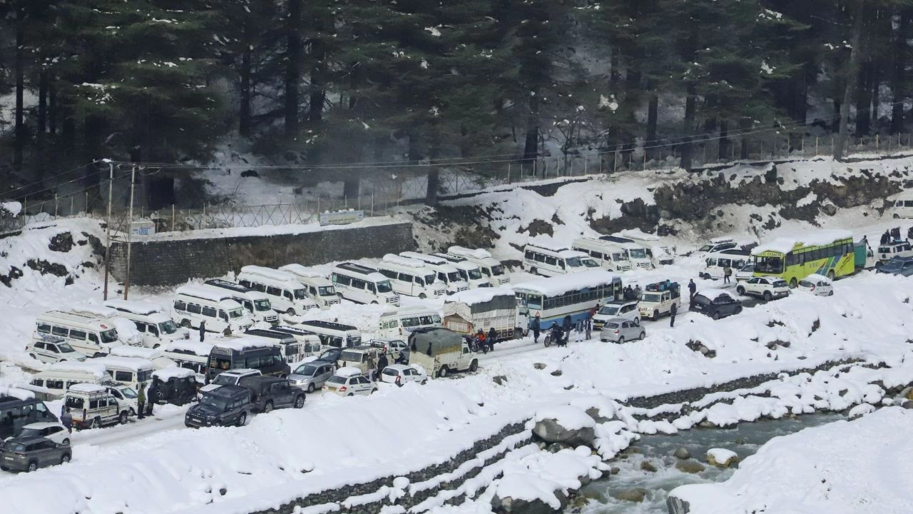 Hundreds of vehicles remained stranded for hours, prompting tourists to trek long distances through snow-covered lanes in the mountainous region