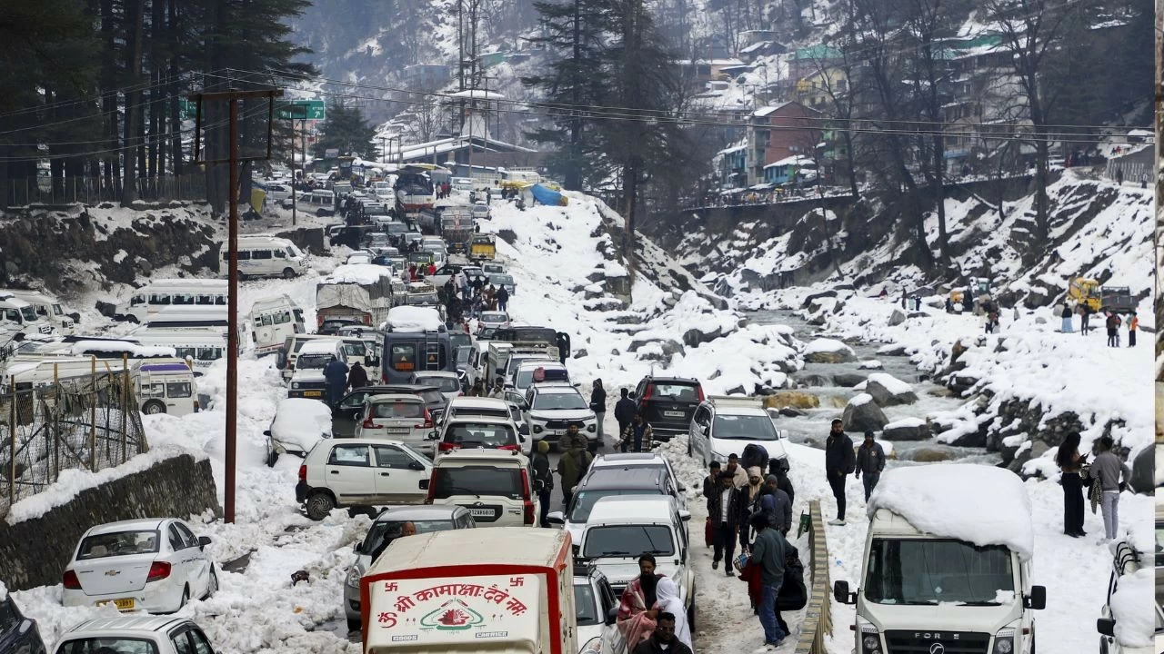 Tourists were left with no alternative but to spend the night inside their vehicles amid heavy snowfall in Himachal Pradesh