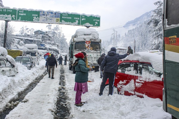 In Pics | Heavy snowfall leaves tourists stranded across Himachal Pradesh