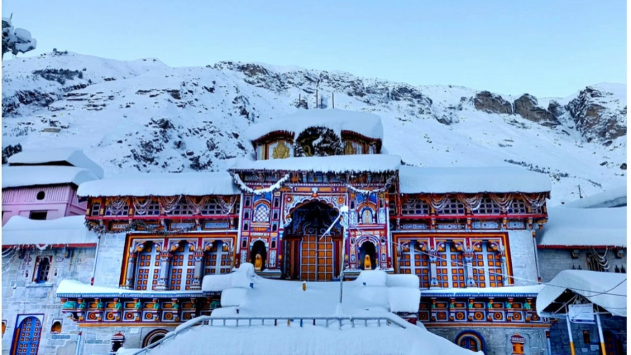 Since Monday night, intermittent snowfall has been reported in Badrinath in Chamoli district, Kedarnath and surrounding peaks in Rudraprayag district, and the upper reaches of Uttarkashi.