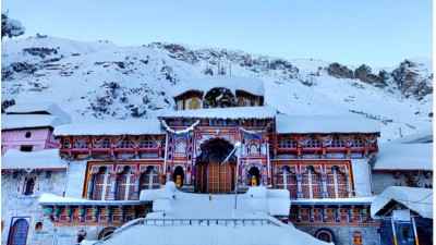 Since Monday night, intermittent snowfall has been reported in Badrinath in Chamoli district, Kedarnath and surrounding peaks in Rudraprayag district, and the upper reaches of Uttarkashi.